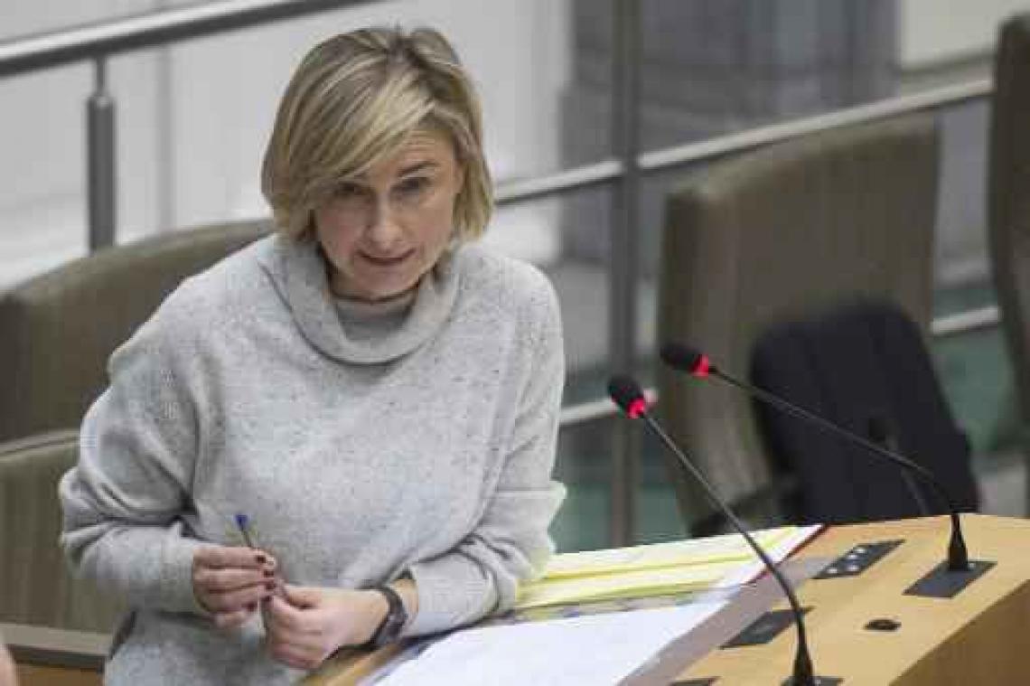 Onderwijsminister Crevits bekommerde zich om negen dagen oude baby bij ongeval op E17