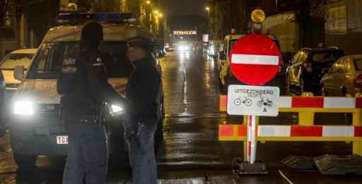 Geen wapens of explosieven gevonden in Molenbeek, wel drie mensen mee voor verhoor