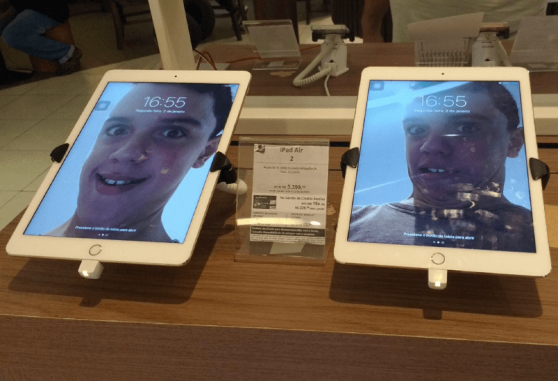 Jongen verandert Apple-winkel in hilarische selfie-galerij
