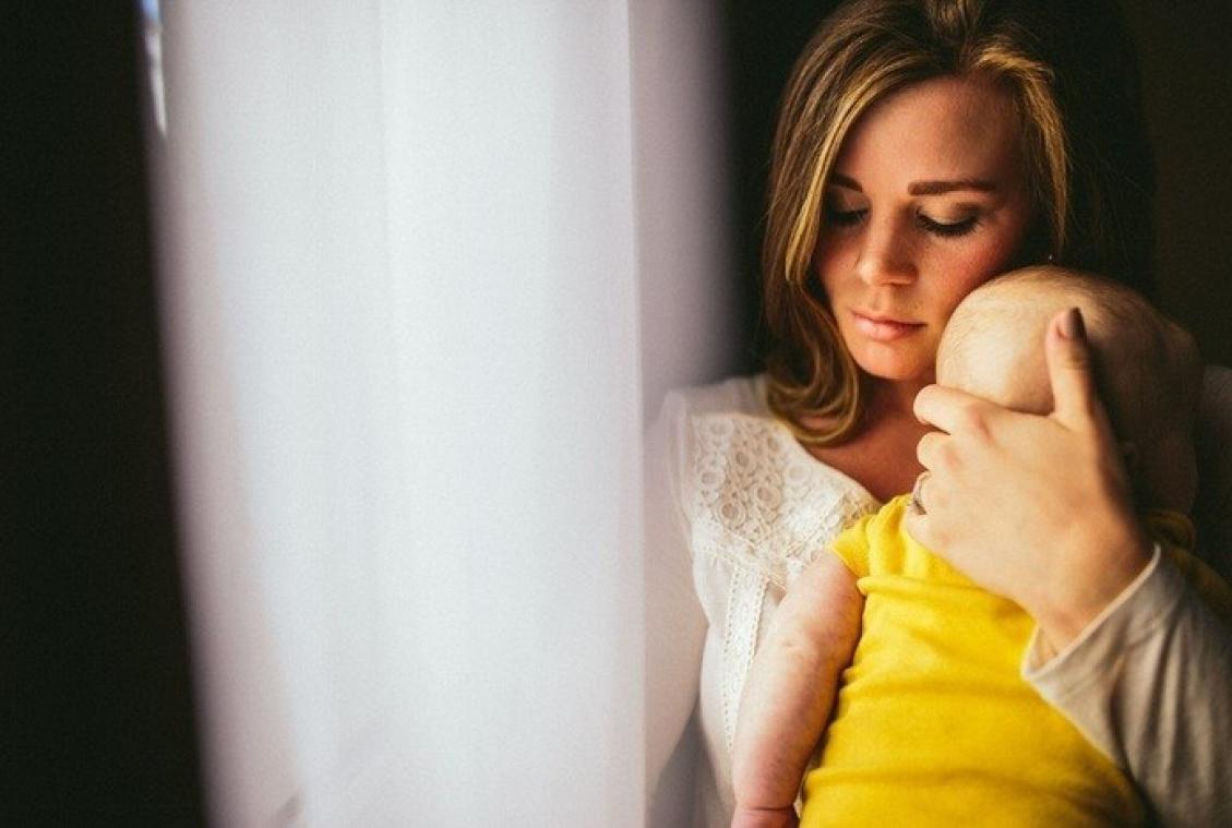 Daarom houden we baby's meestal aan de linkerkant vast