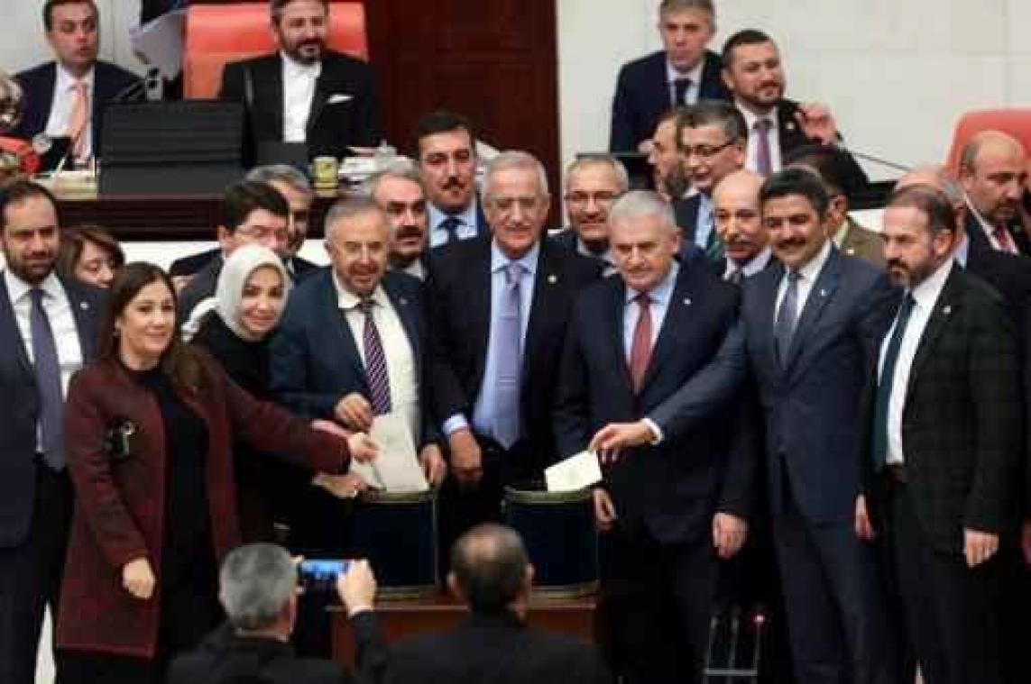 Turks parlement keurt in eerste lezing controversiële grondwetshervorming goed