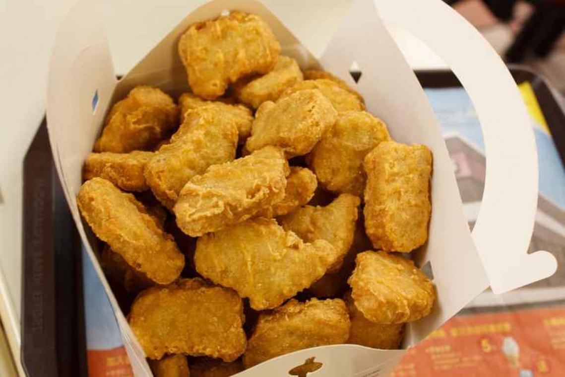Zelfs onder schot weigert tienermeisje haar kipnuggets te delen