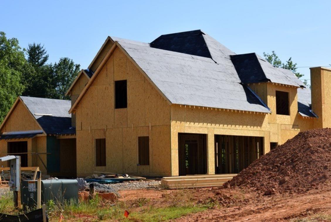 Moeder bouwt huis zelf dankzij YouTubevideo's