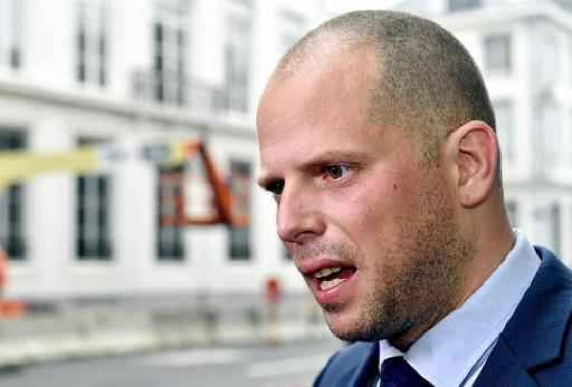 Rechter tikt Francken opnieuw op de vingers en houdt uitwijzing asielzoekers tegen