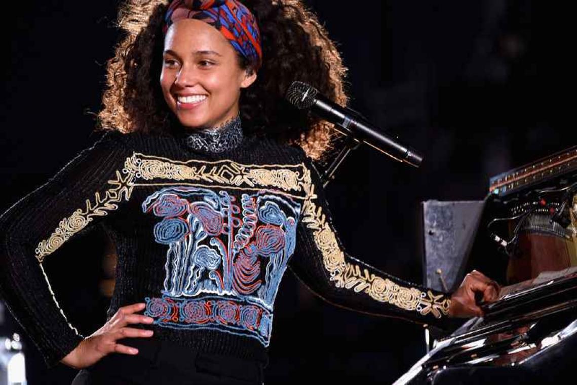 Alicia Keys draagt weer make-up voor het eerst sinds een klein jaar