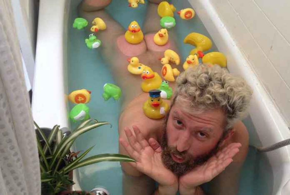 Deze man neemt elke dag een bad in het huis van een vreemde
