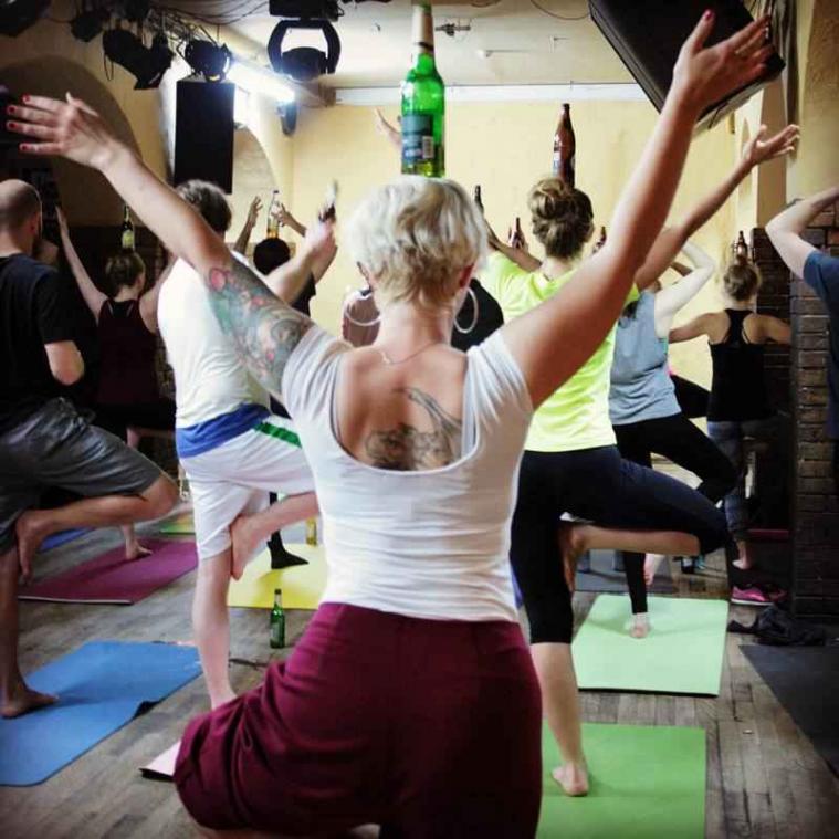 Bier drinken tijdens yoga is nieuwe trend