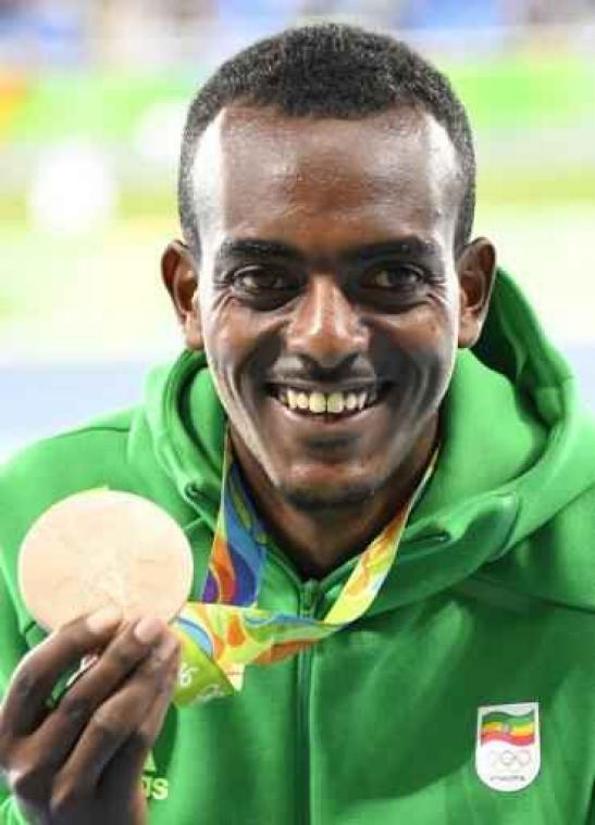 Ethiopiër Tamirat Tola wint marathon van Dubai