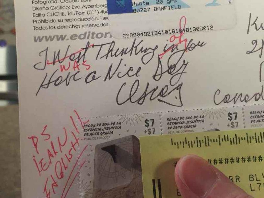 Postkaartje arriveert met onbeleefde correcties van onbekende