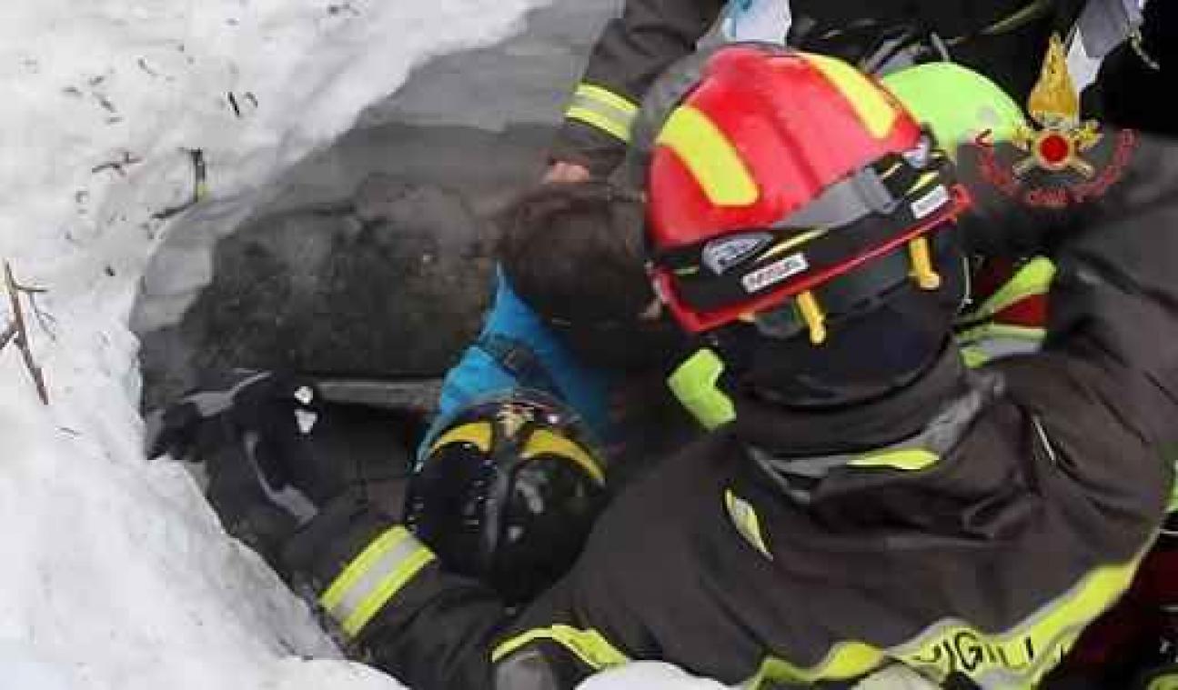 Tien mensen levend teruggevonden in hotel, drie kinderen gered