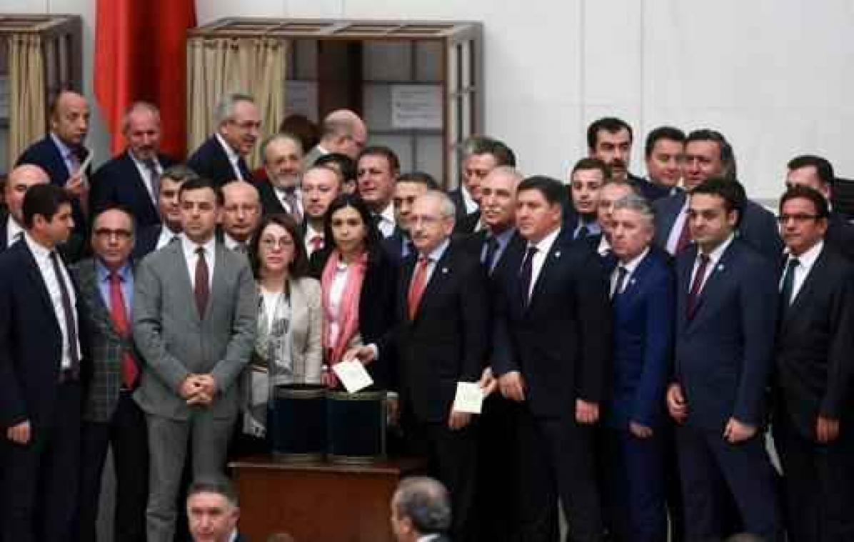 Turks parlement keurt grondwetshervorming goed die macht Erdogan vergroot