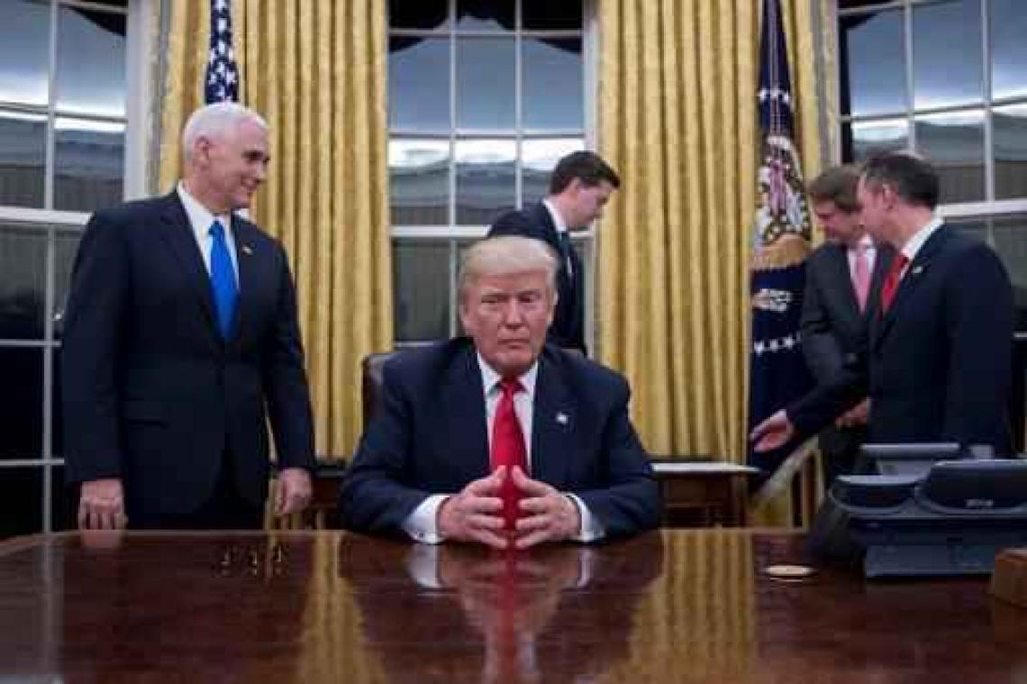 Eedaflegging Trump - Trump ondertekent eerste decreet tegen Obamacare