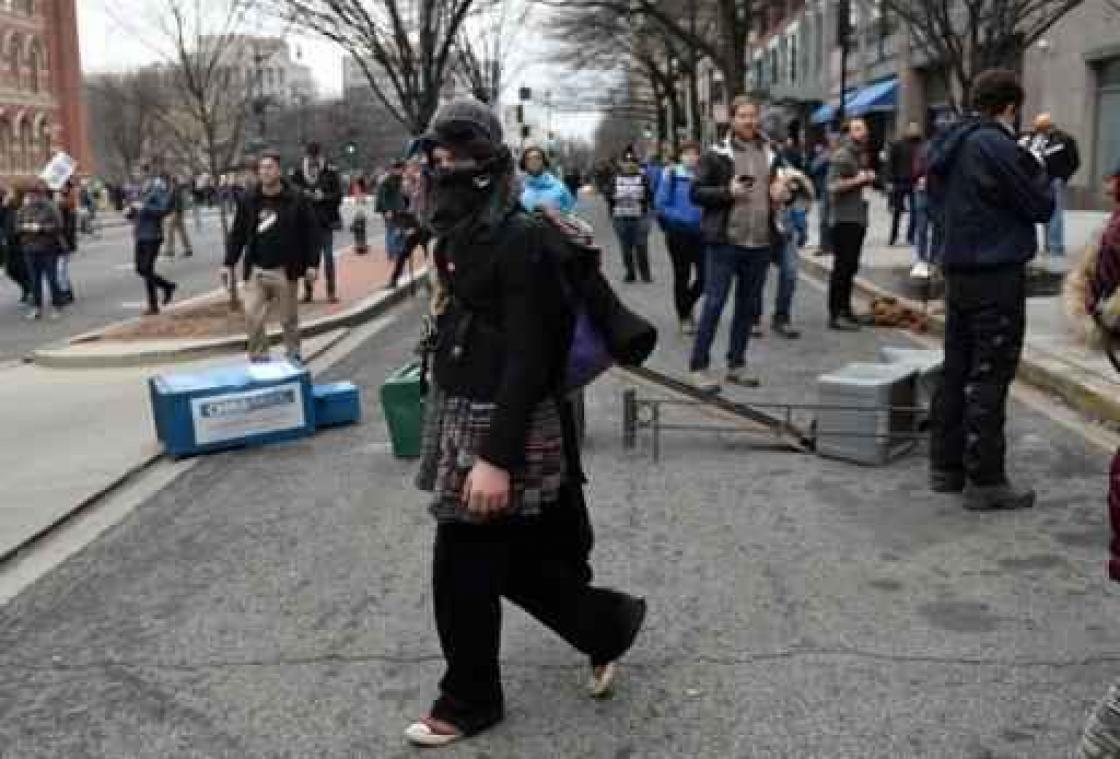 Eedaflegging Trump - 217 arrestaties tijdens protesten, 6 politieagenten gewond