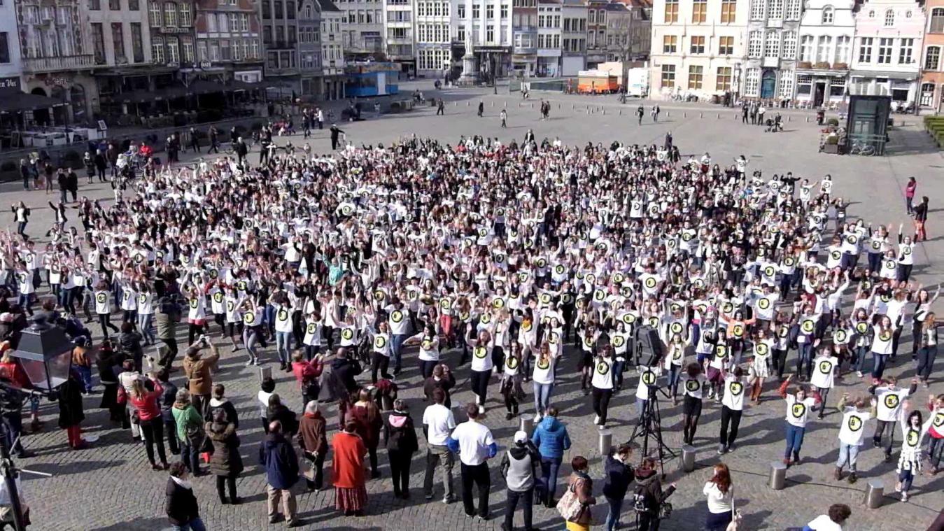 1000 jongeren doen een flashmob op de Grote Markt in Mechelen