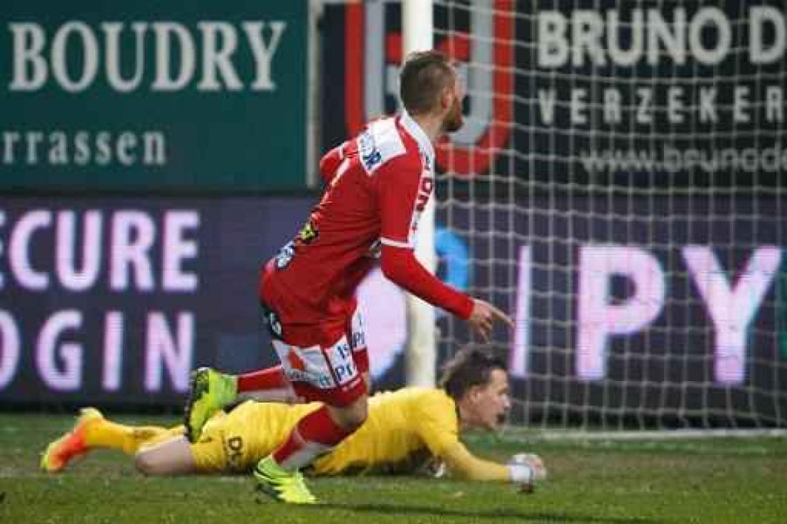 Jupiler Pro League - Zulte Waregem heist zich met winst in Kortrijk naast leider Club Brugge