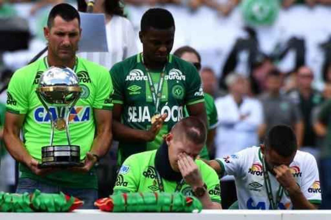 Overlevende spelers van het Chapecoense-drama ontvangen trofee Copa Sudamericana