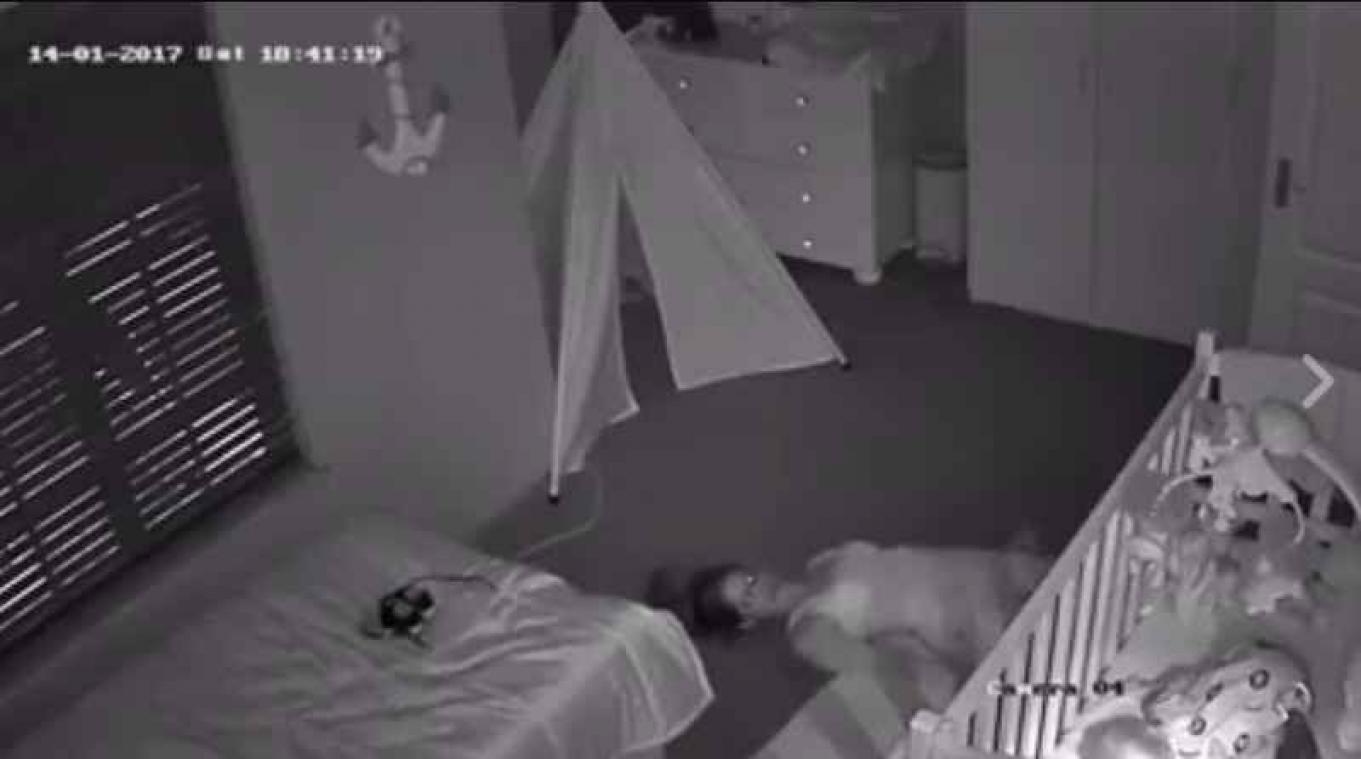 Moeder sluipt als een ninja weg uit babykamer