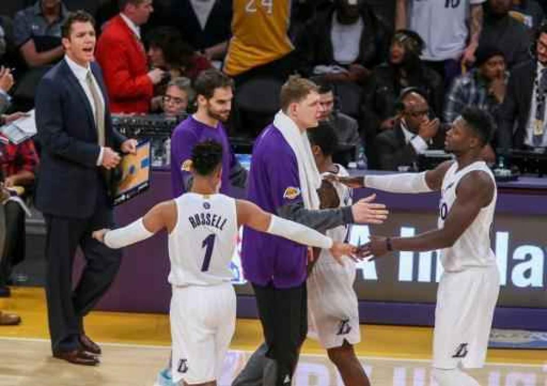 Lakers lijden in Dallas zwaarste competitieverlies in clubgeschiedenis