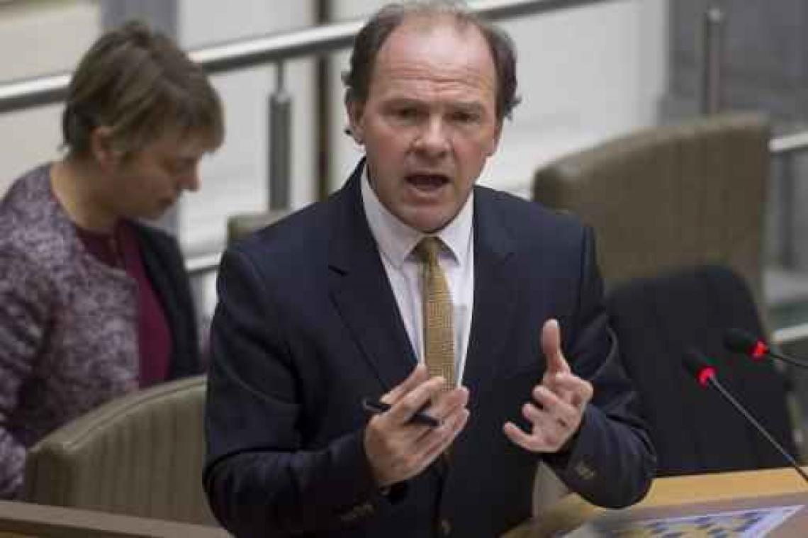 Plafond van bureau Philippe Muyters komt naar beneden