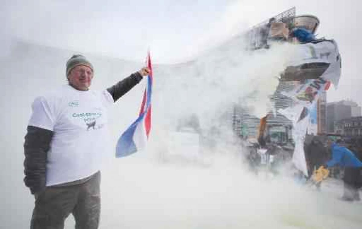 Melkboerenprotest - Tientallen boeren spuiten melkpoeder naar Europees gebouw