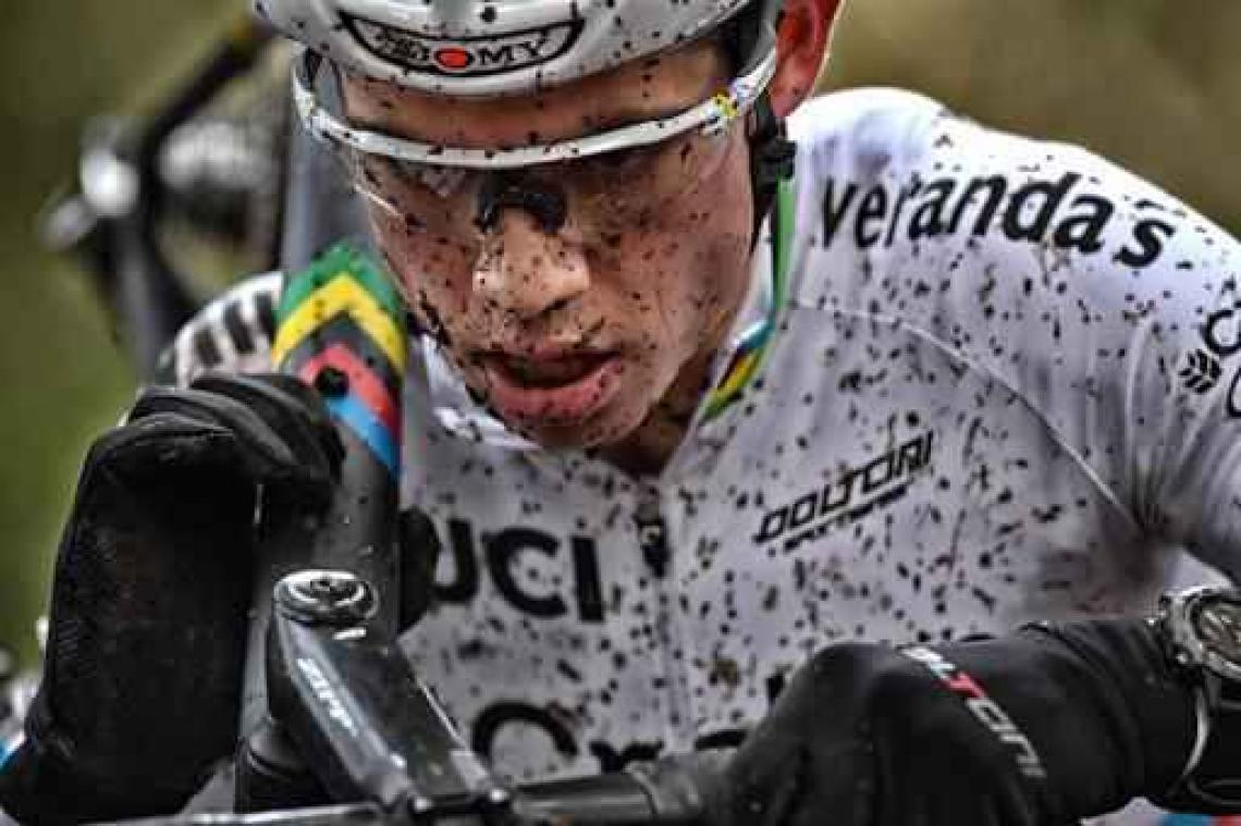 Van Aert hervat training ondanks ontstoken knie