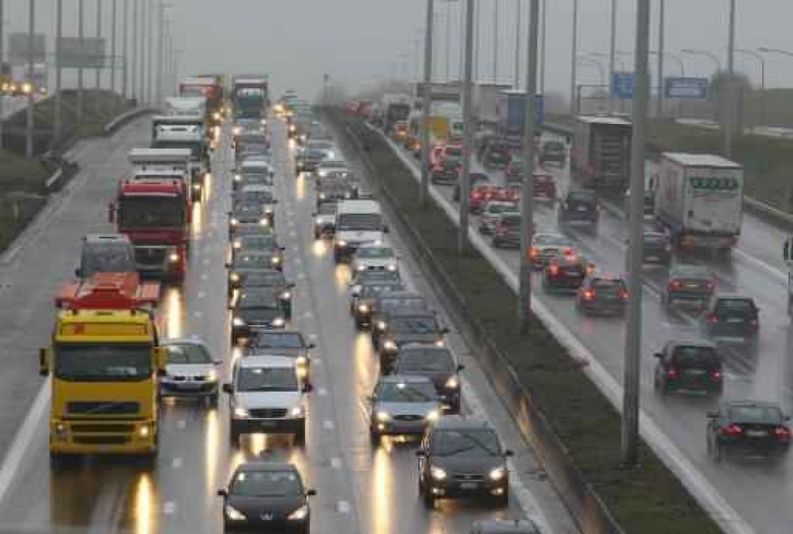 Uitzonderlijk drukke ochtendspits op Vlaamse snelwegen