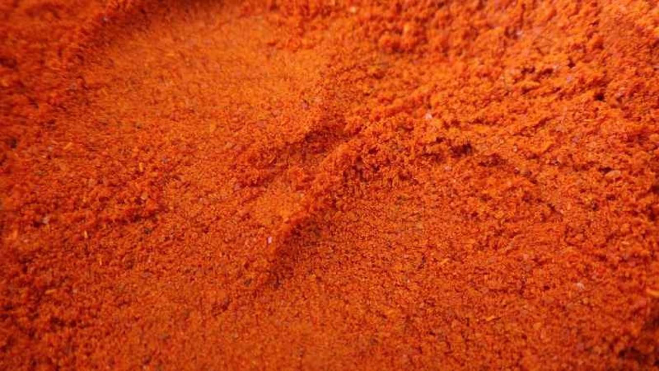 Kok gooit chilipoeder in ogen van ontevreden klant