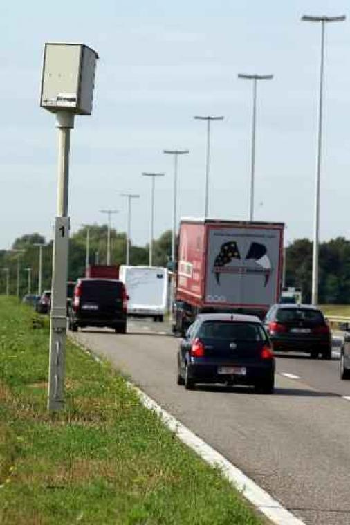 Waarom "camoufleert" de politie soms flitspalen?