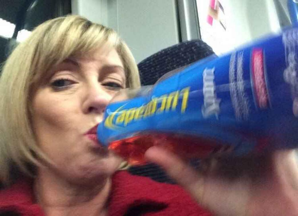Moeder oogst bijval met lifehack voor drinken op de metro