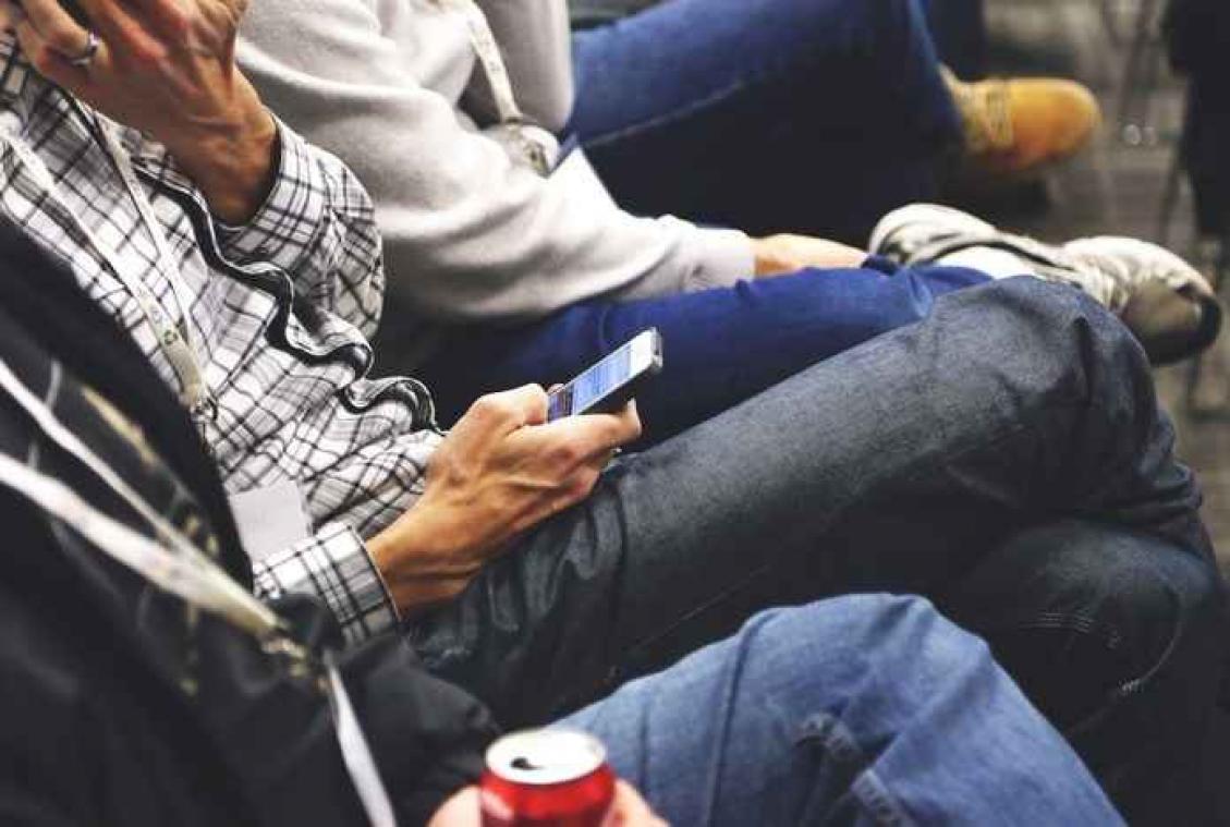 1 Vlaming op 8 is verslaafd aan smartphone
