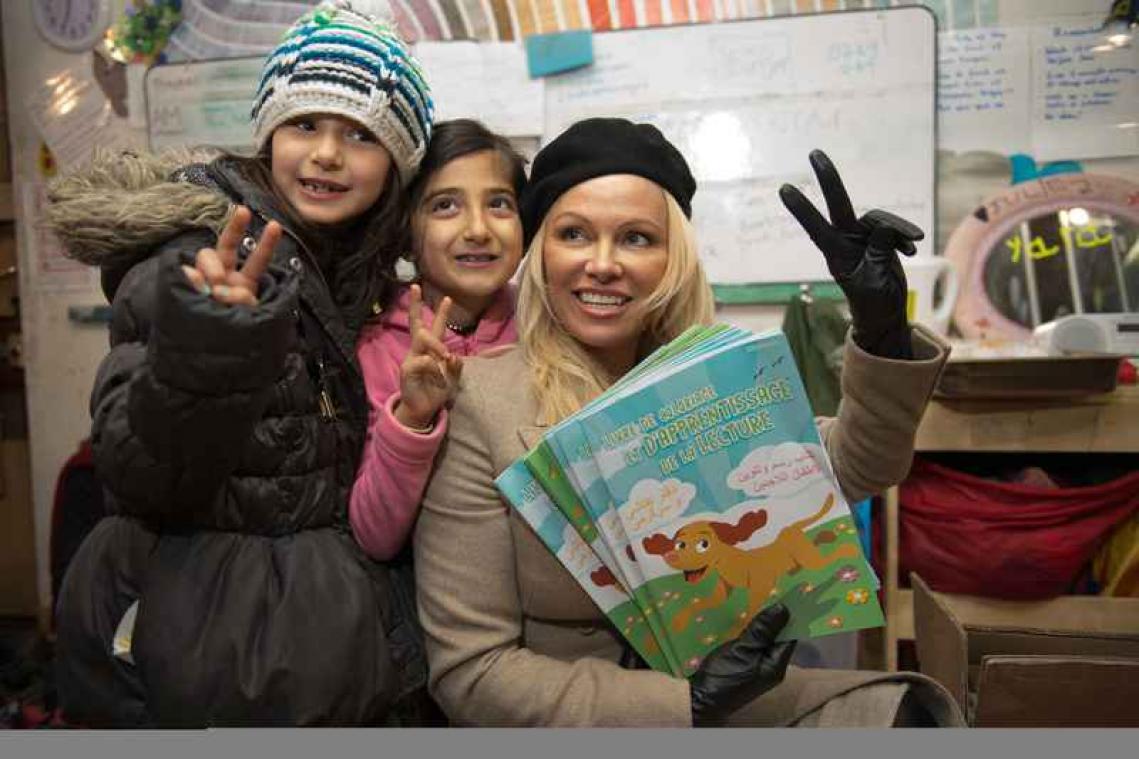 Pamela Anderson bezoekt Calais en Duinkerke