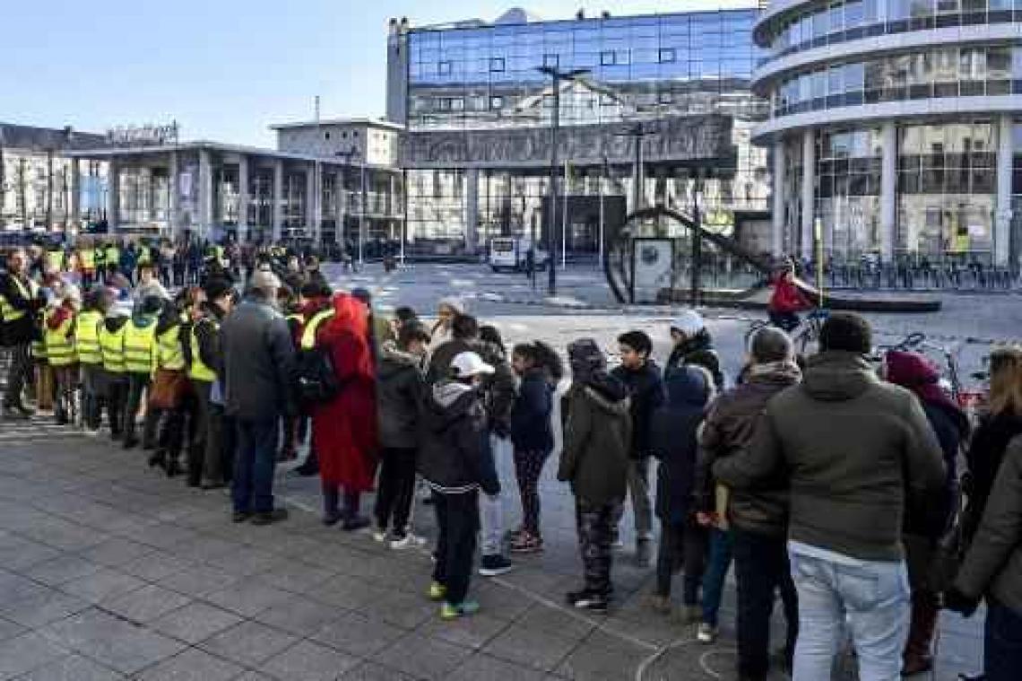 Ruim duizend Gentenaars vormen menselijke ketting om stadsbibliotheek te verhuizen