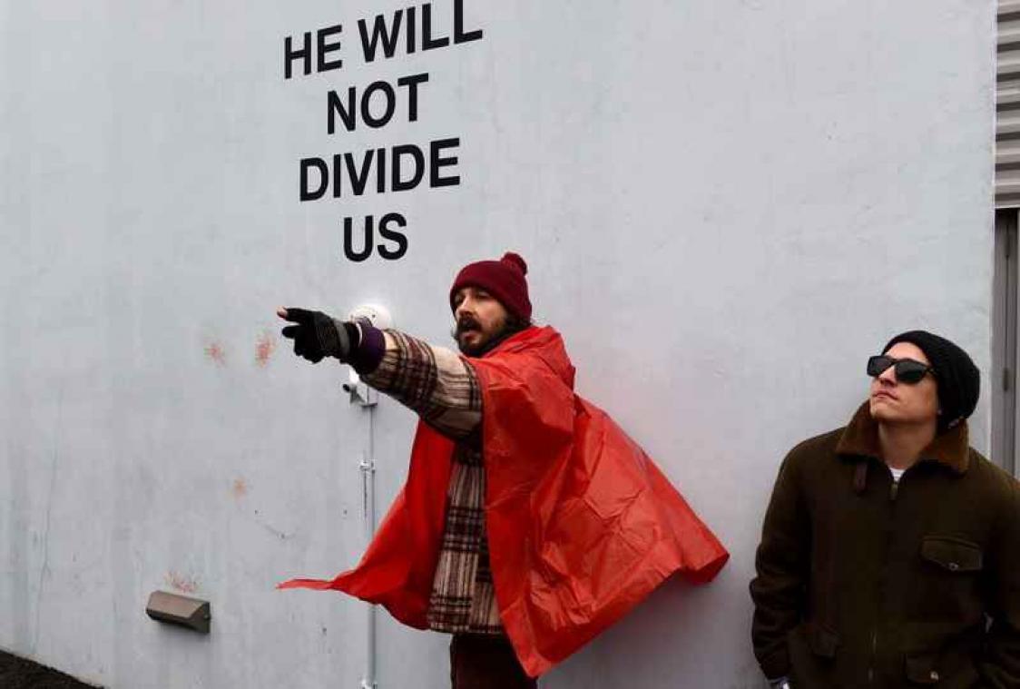 Shia Labeouf gearresteerd tijdens protest tegen Trump