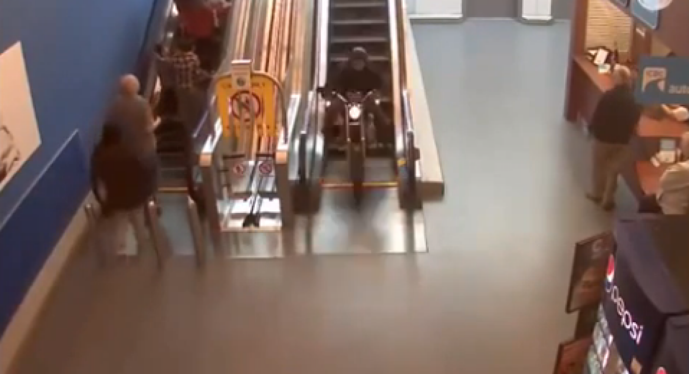 Camera registreert politie-achtervolging van motorrijder tot op de roltrap van shoppingcenter