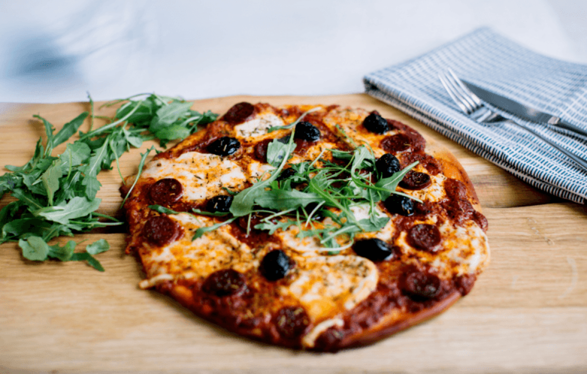 Pizza met buffelmozzarella en chorizo