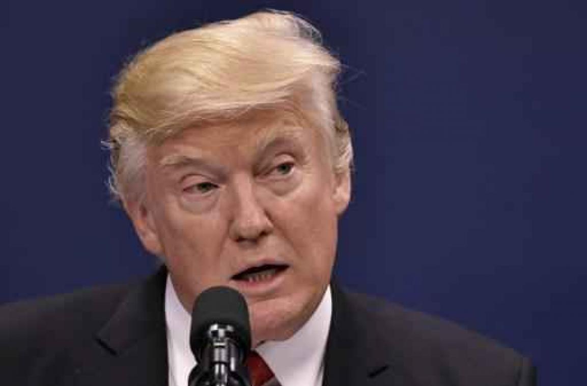 Trump ondertekent decreten voor doorlichting migranten en heropbouw leger