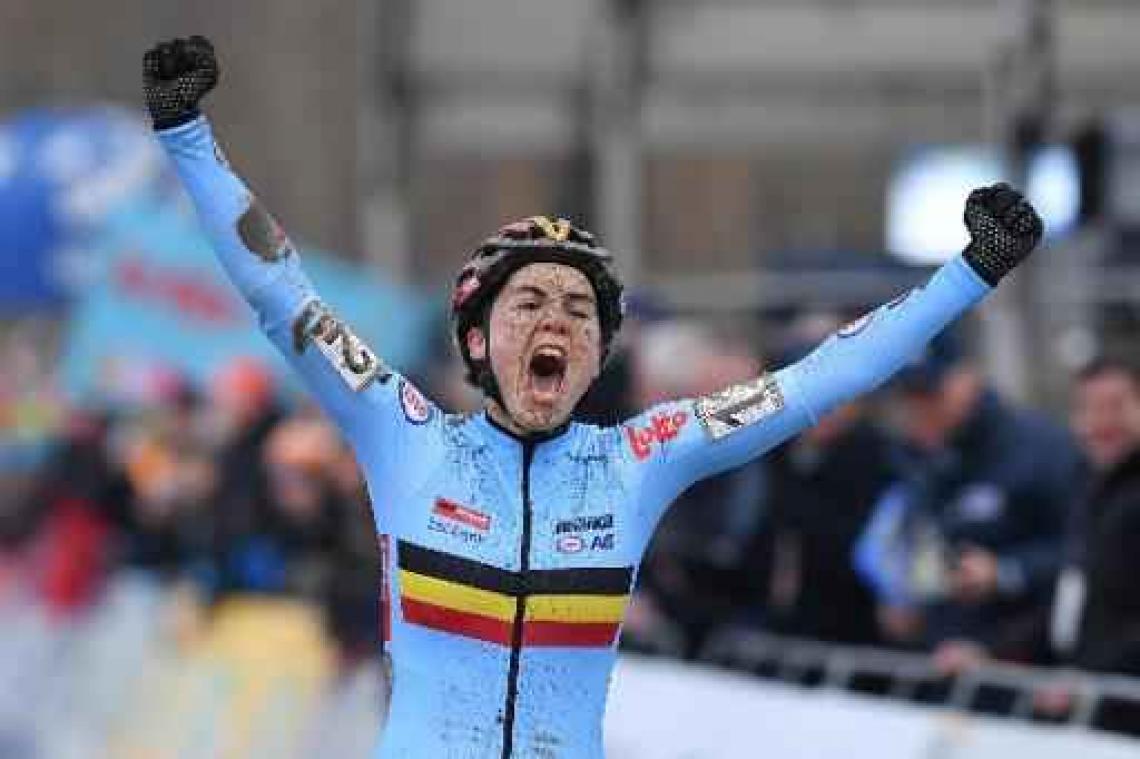 Sanne Cant verovert eerste regenboogtrui op WK veldrijden