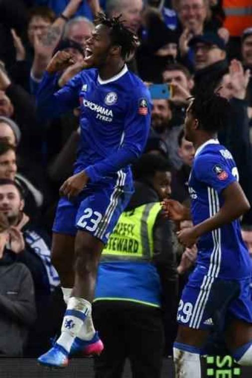 Belgen in het buitenland - Scorende Batshuayi bekert verder met Chelsea, Kompany maakt geslaagde comeback bij City