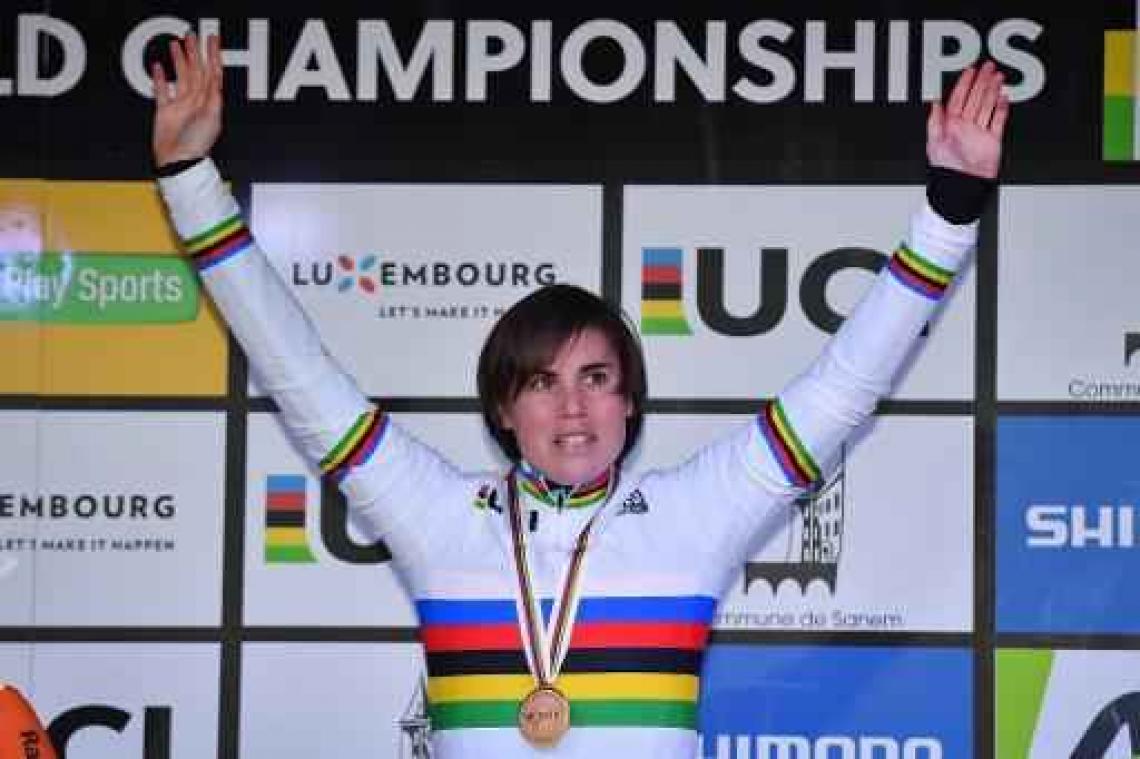 Sanne Cant viert wereldtitel met Nederlandse meisjes