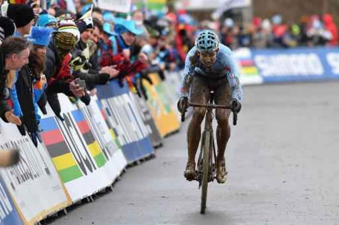 Wout van Aert verlengt wereldtitel op WK veldrijden