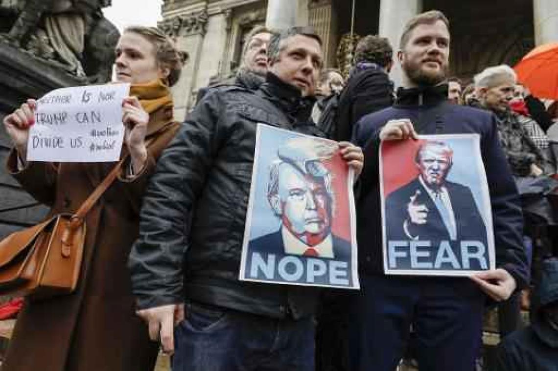 Tweehonderdtal betogers aan Brusselse Beurs tegen inreisverbod Trump