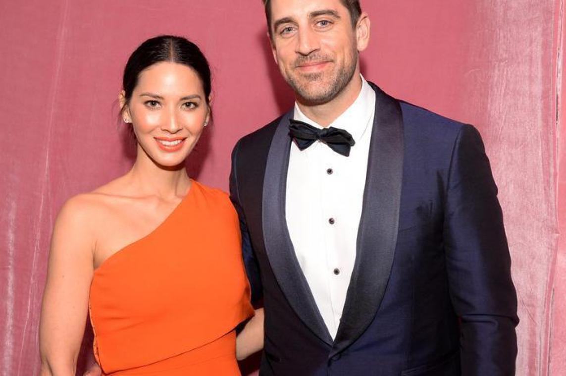 Olivia Munn gespot met verlovingsring