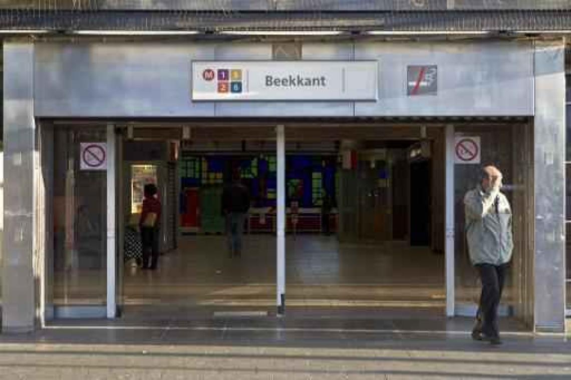 Twee veiligheidsagenten toegetakeld in metro Beekkant
