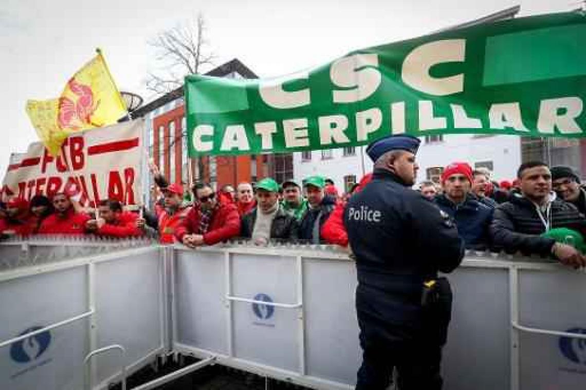Zeshonderd werknemers Caterpillar protesteren voor Waalse regeringszetel