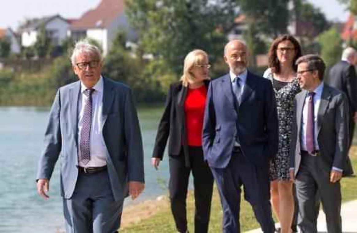 Juncker misnoegd over grote Commissie-vertegenwoordiging in Davos