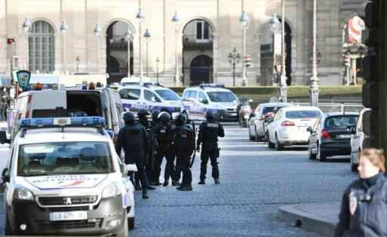 Aanvaller aan Louvre in Parijs had machete en riep "Allahoe Akbar"