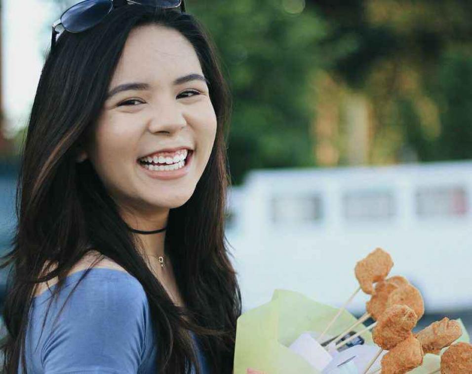 Romanticus verrast zijn vriendin met een boeket kipnuggets