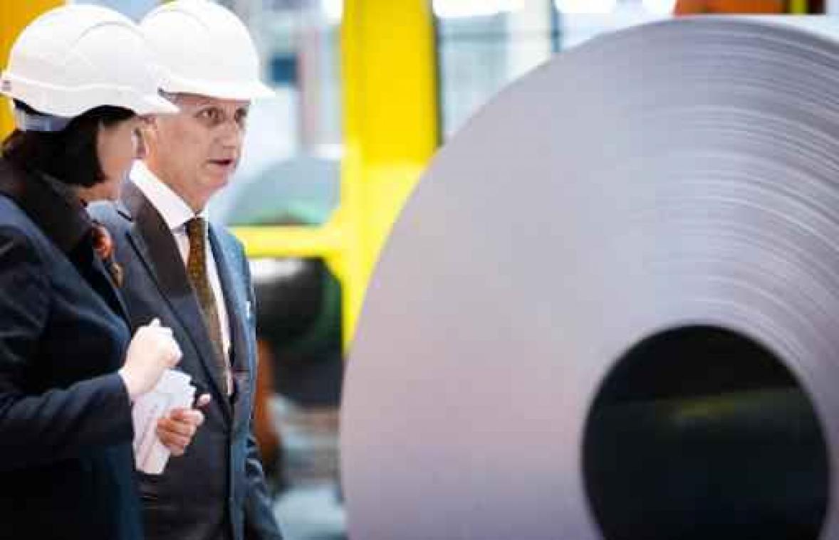 Koning huldigt nieuwe productielijn bij ArcelorMittal Luik in