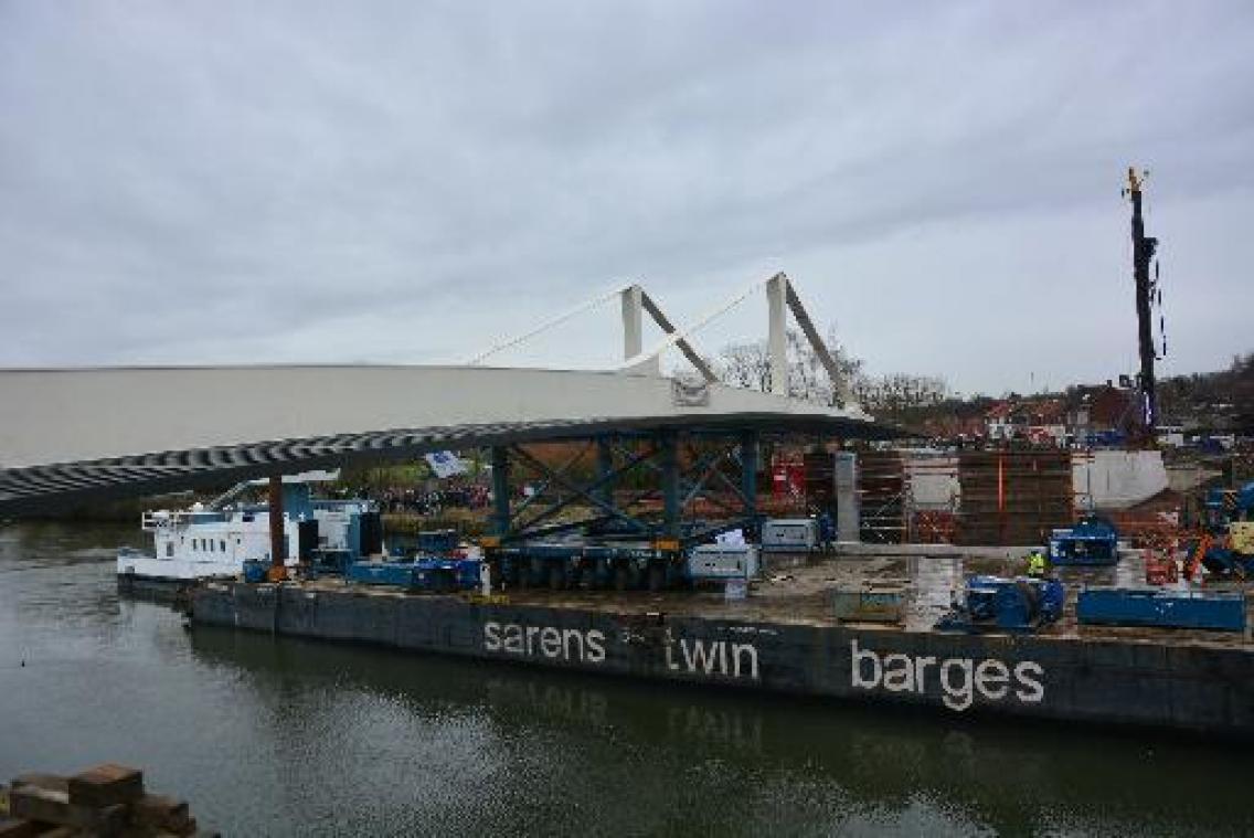 Spectaculaire installatie van nieuwe brug over Leie in Wervik