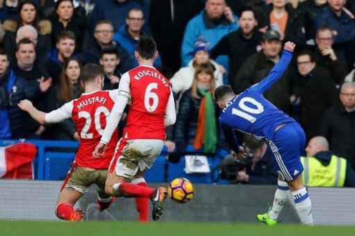 Chelsea blijft op titelkoers na fenomenale treffer van Hazard